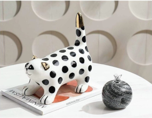Статуэтка Golden ear polka-dot cat